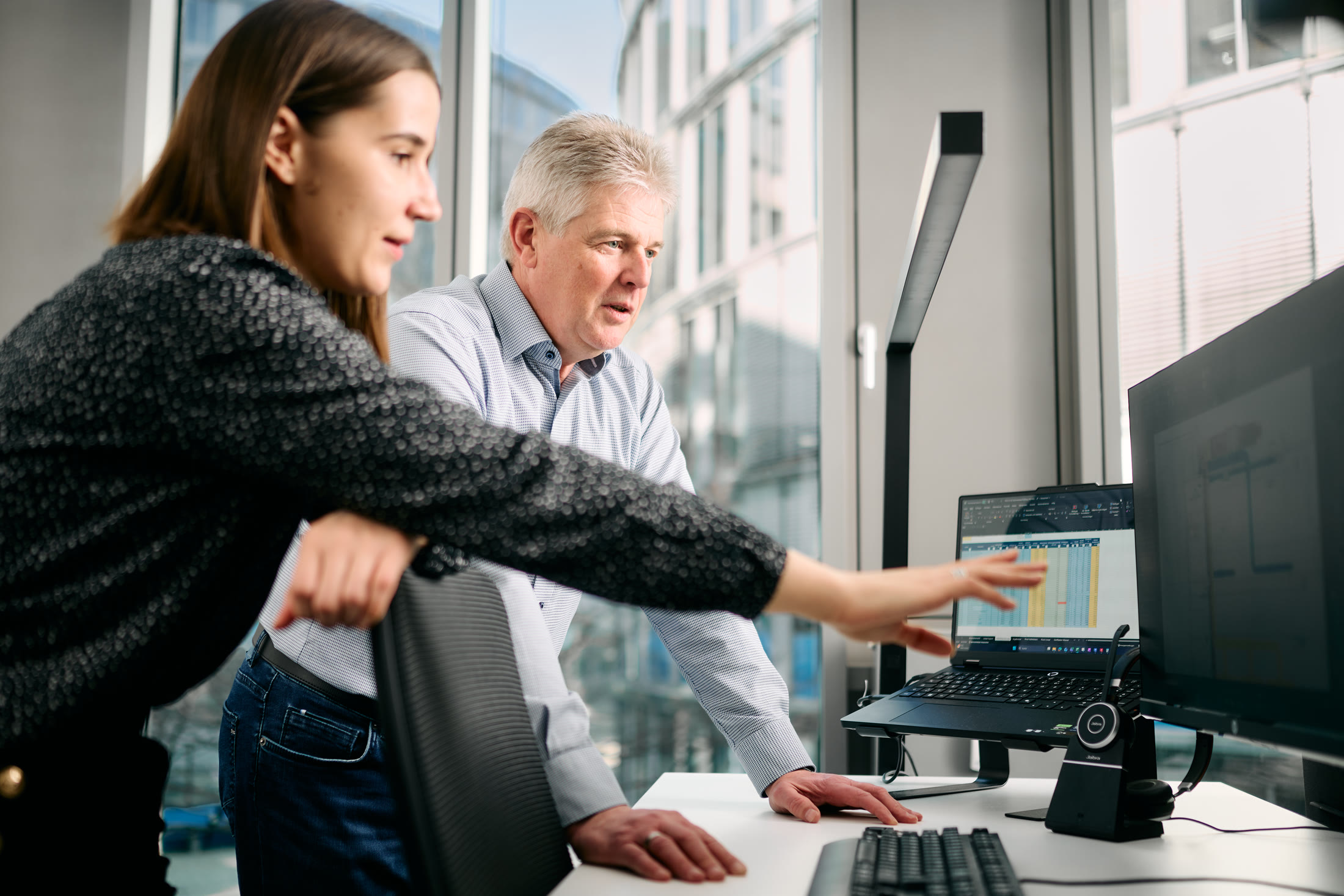 Zwei planING-Kolleginnen und Kollegen bei der gemeinsamen Modellabstimmung am Arbeitsplatz
