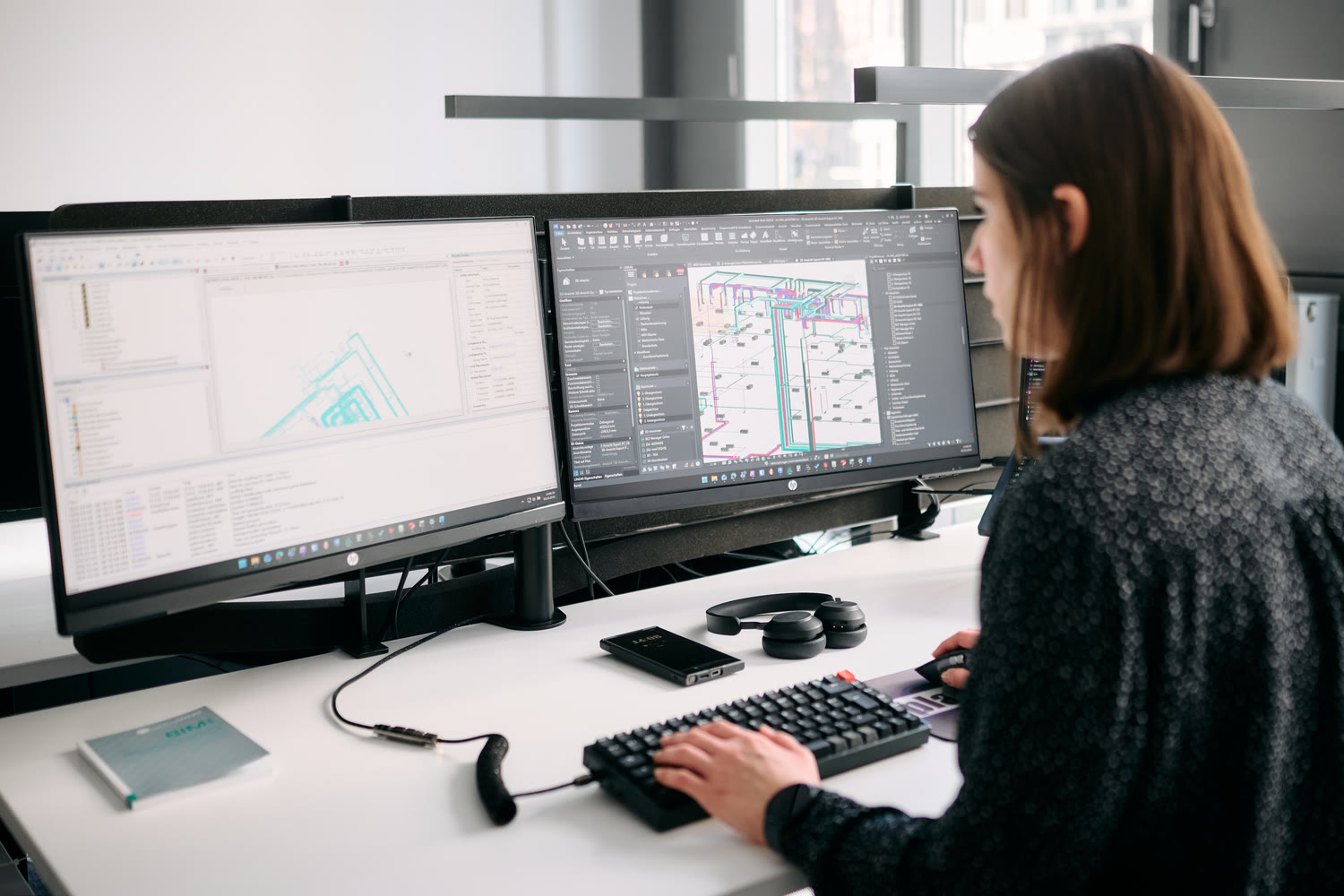 Modellbasiertes Arbeiten an einem 3D-MEP-Modell am Doppelmonitor